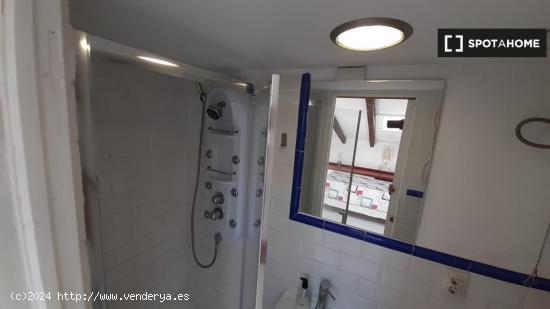 Se alquila habitación con baño privado en piso de 3 habitaciones en Poblats Marítim - VALENCIA