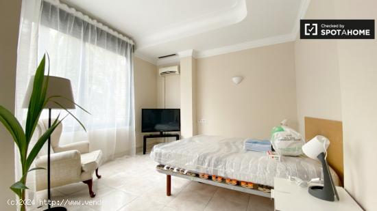 Habitaciones en apartamento de 4 dormitorios en el Eixample, Valencia - VALENCIA