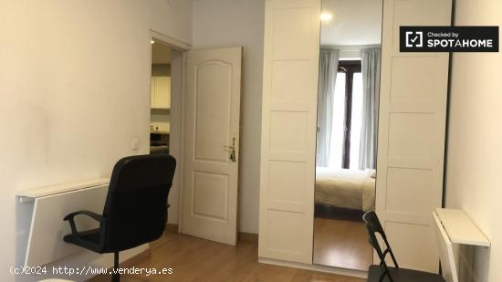 Habitaciones para alquilar en apartamento de 8 habitaciones en Madrid - MADRID