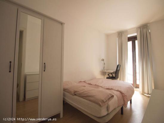  Habitaciones para alquilar en apartamento de 8 habitaciones en Madrid - MADRID 