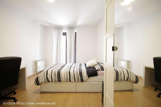  Habitaciones para alquilar en apartamento de 8 habitaciones en Madrid - MADRID 