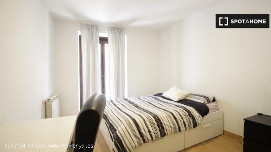 Habitaciones para alquilar en apartamento de 8 habitaciones en Madrid - MADRID