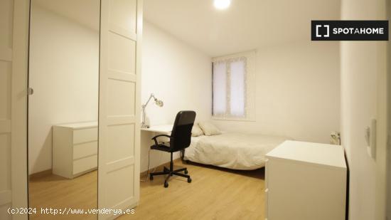 Habitaciones para alquilar en apartamento de 8 habitaciones en Madrid - MADRID