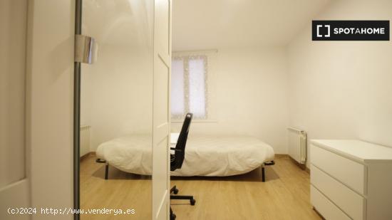 Habitaciones para alquilar en apartamento de 8 habitaciones en Madrid - MADRID