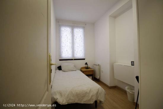  Habitaciones para alquilar en apartamento de 8 habitaciones en Madrid - MADRID 