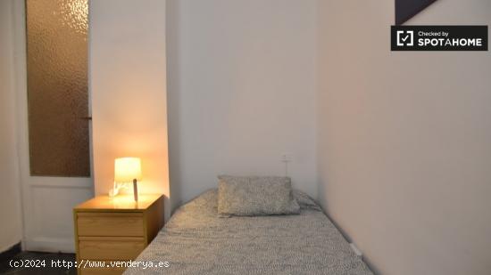 Se alquila habitación en piso de 5 dormitorios en Gran Vía, Valencia - VALENCIA