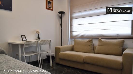 Se alquila habitación en piso de 5 dormitorios en Gran Vía, Valencia - VALENCIA