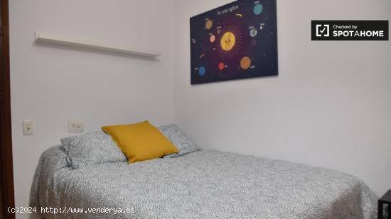 Se alquila habitación en piso de 8 dormitorios en L'Amistat, Valencia - VALENCIA