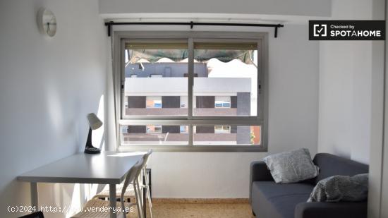 Se alquila habitación en piso de 8 dormitorios en L'Amistat, Valencia - VALENCIA