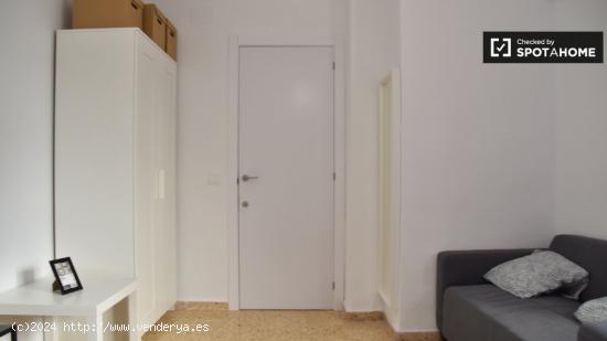 Se alquila habitación en piso de 8 dormitorios en L'Amistat, Valencia - VALENCIA