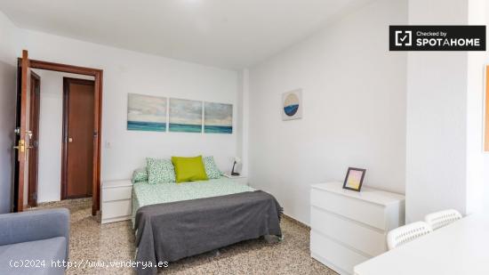 Se alquila habitación en piso de 5 habitaciones en Benicalap - VALENCIA