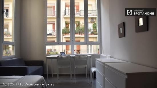 Se alquila habitación en piso de 5 habitaciones en Russafa - VALENCIA