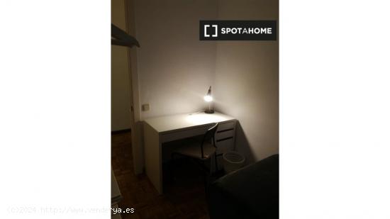 Habitación en piso compartido en barcelona. - BARCELONA