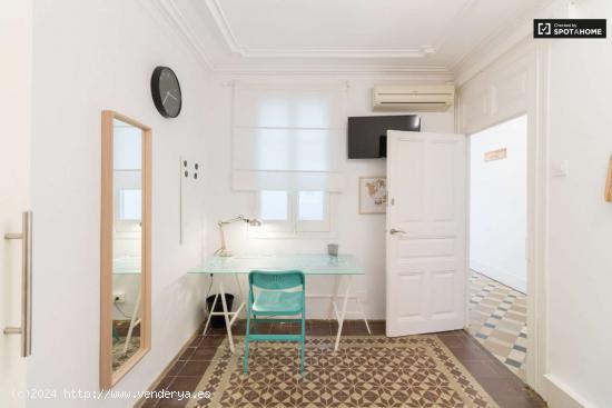  Se alquila habitación en piso de 7 habitaciones en Barcelona - BARCELONA 