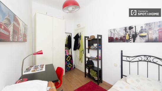 Vivienda en piso compartido en Latina con escritorio - MADRID