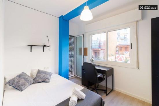  Se alquila habitación en piso de 5 habitaciones en Barcelona - BARCELONA 