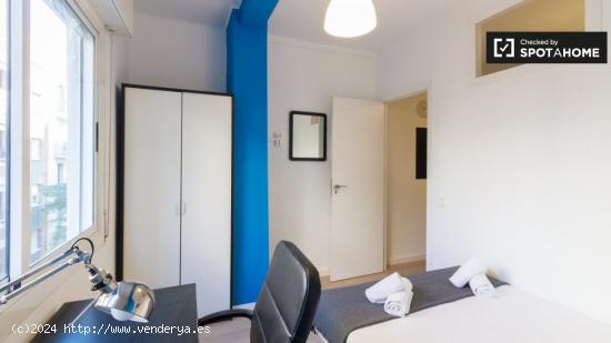 Se alquila habitación en piso de 5 habitaciones en Barcelona - BARCELONA