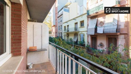 Se alquila habitación en piso de 5 habitaciones en Barcelona - BARCELONA