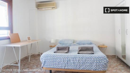 Alquiler de habitaciones en piso de 7 habitaciones en Valencia - VALENCIA