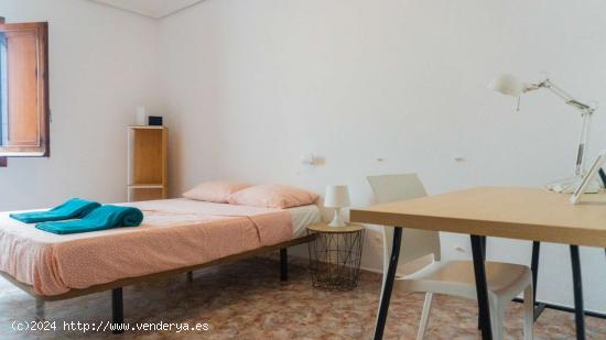  Alquiler de habitaciones en piso de 7 habitaciones en Valencia - VALENCIA 