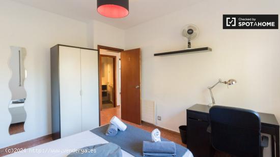 Se alquila habitación en piso de 5 habitaciones en Barcelona - BARCELONA