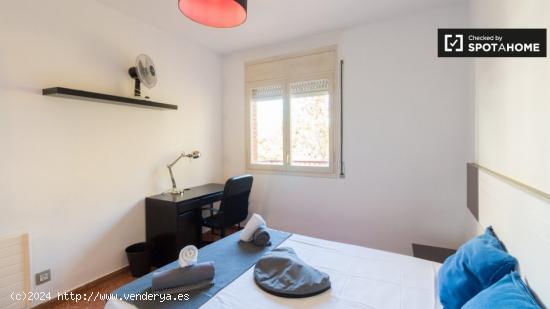 Se alquila habitación en piso de 5 habitaciones en Barcelona - BARCELONA