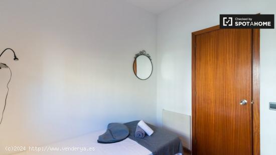 Se alquila habitación en piso de 5 habitaciones en Barcelona - BARCELONA