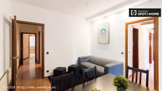 Se alquila habitación en piso de 5 habitaciones en Barcelona - BARCELONA