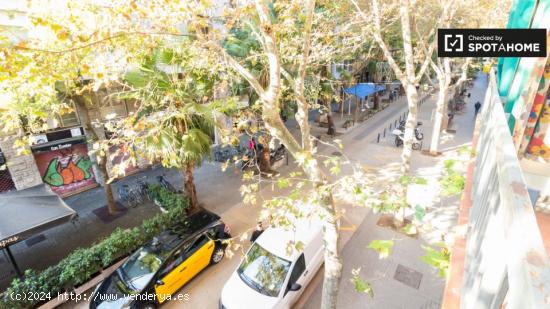 Se alquila habitación en piso de 5 habitaciones en Barcelona - BARCELONA