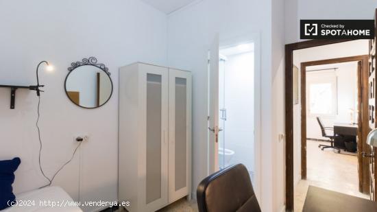 Se alquila habitación en piso de 5 habitaciones en Barcelona - BARCELONA