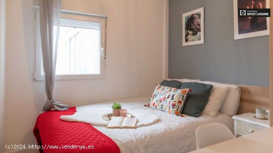  Se alquila habitación en piso de 4 dormitorios en Madrid - MADRID 