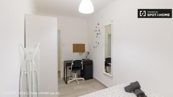 Se alquila habitación en apartamento de 3 dormitorios en Barcelona - BARCELONA