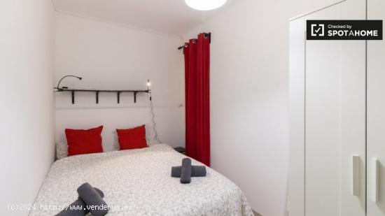 Se alquila habitación en apartamento de 3 dormitorios en Barcelona - BARCELONA