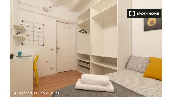 Alquiler de habitaciones en apartamento de 7 dormitorios en Barcelona - BARCELONA