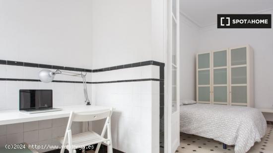 Habitación en piso compartido en barcelona. - BARCELONA