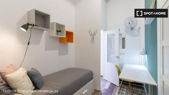 Habitación de moda para alquilar en un apartamento de 9 habitaciones en Gracia - BARCELONA