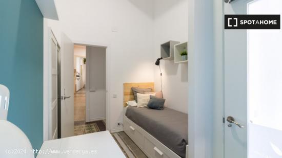 Habitación de moda para alquilar en un apartamento de 9 habitaciones en Gracia - BARCELONA