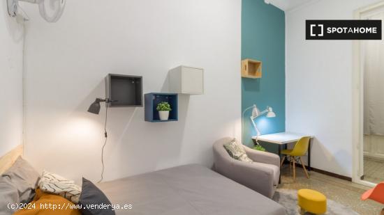 Cómoda habitación en alquiler en apartamento de 9 habitaciones en Gracia - BARCELONA