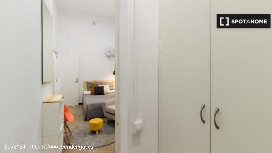 Cómoda habitación en alquiler en apartamento de 9 habitaciones en Gracia - BARCELONA