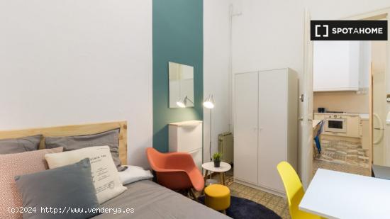 Acogedora habitación en alquiler en apartamento de 9 habitaciones en Gracia. - BARCELONA