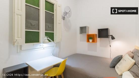 Acogedora habitación en alquiler en apartamento de 9 habitaciones en Gracia. - BARCELONA