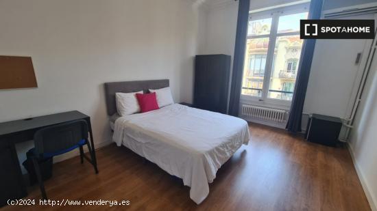 Alquiler de habitaciones en piso de 8 habitaciones en Barcelona - BARCELONA