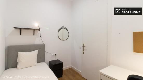 Alquiler de habitaciones en piso de 8 habitaciones en Barcelona - BARCELONA