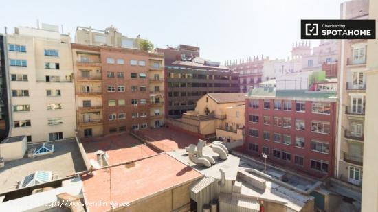 Alquiler de habitaciones en piso de 8 habitaciones en Barcelona - BARCELONA