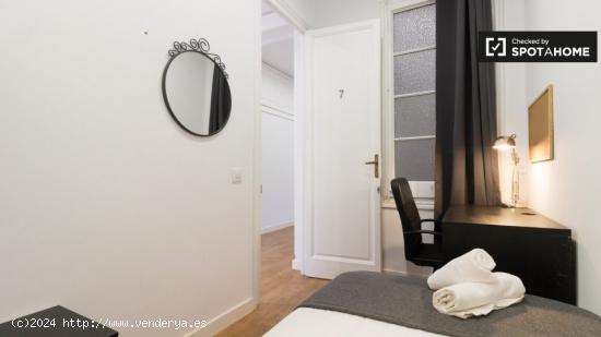 Alquiler de habitaciones en piso de 8 habitaciones en Barcelona - BARCELONA