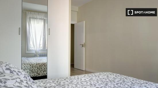 Se alquila habitación en piso de 3 habitaciones, centro de Zaragoza con baño privado - ZARAGOZA