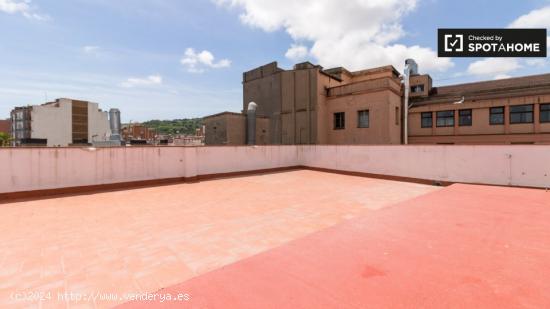 Ático de 3 habitaciones en alquiler en El Raval - BARCELONA