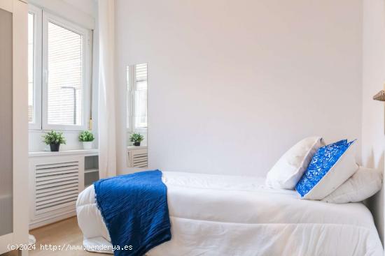  Se alquilan habitaciones en apartamento de 6 dormitorios en Madrid - MADRID 