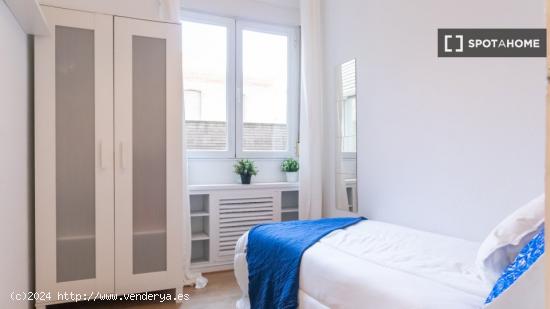 Se alquilan habitaciones en apartamento de 6 dormitorios en Madrid - MADRID