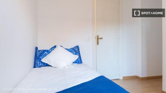 Se alquilan habitaciones en apartamento de 6 dormitorios en Madrid - MADRID